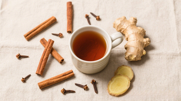 Té de hierbas de canela y clavo para los cólicos menstruales 